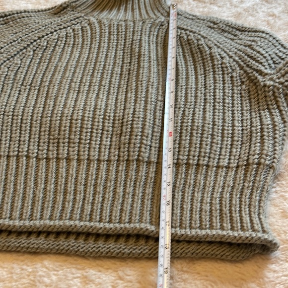 H&M Chunky Knit Turtleneck Sweater in Sage Green Size S Wool Blend Curled finish - Picture 5 of 9